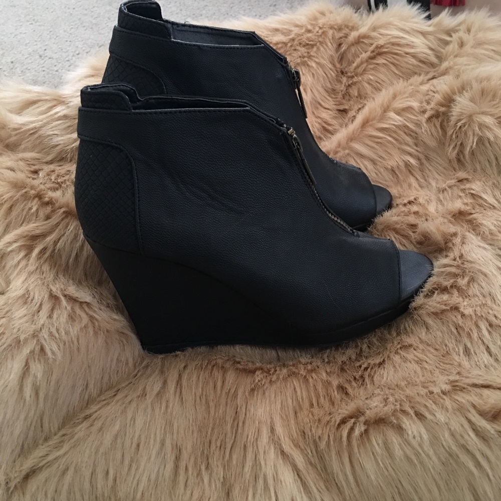 Peep toe wedge